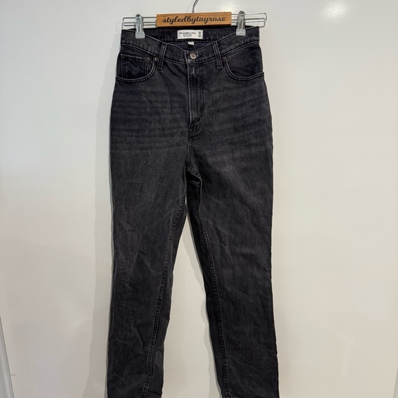Abercrombie & Fitch Curve Love Ultra High Rise 90s Straight Jean - Picture 6 of 9